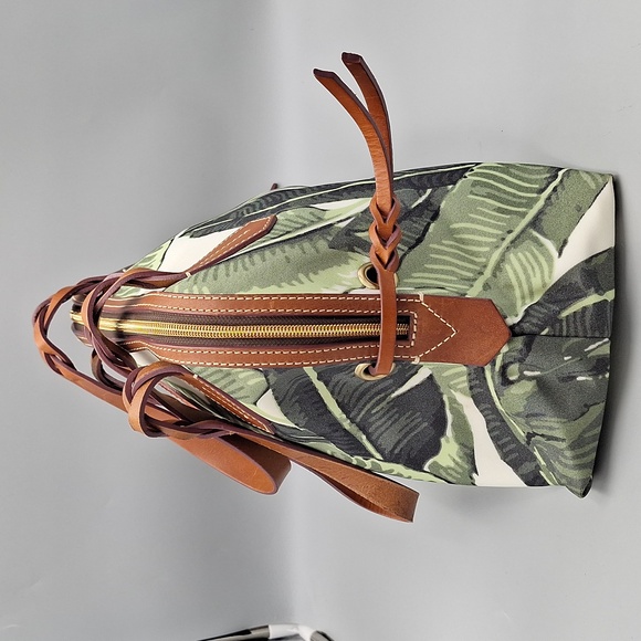Price final Dooney & Bourke Banana Leaves Domed Satchel EUC - Picture 12 of 13